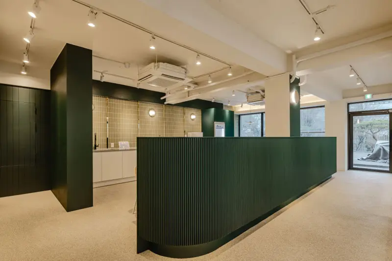 다크그린 플루티드 패널의 모던 인더스트리얼 오피스